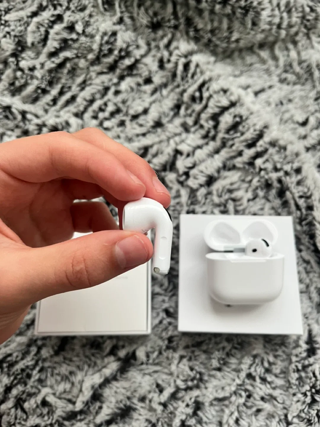 Apple AirPods 4gen with noise cancellation image indicator(4)