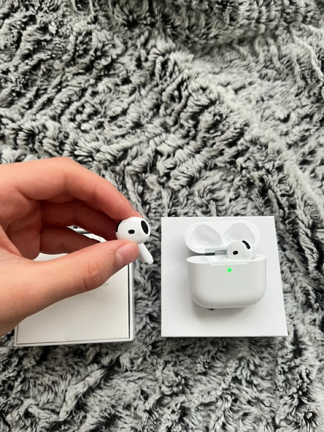 Apple AirPods 4gen with noise cancellation image indicator(3)