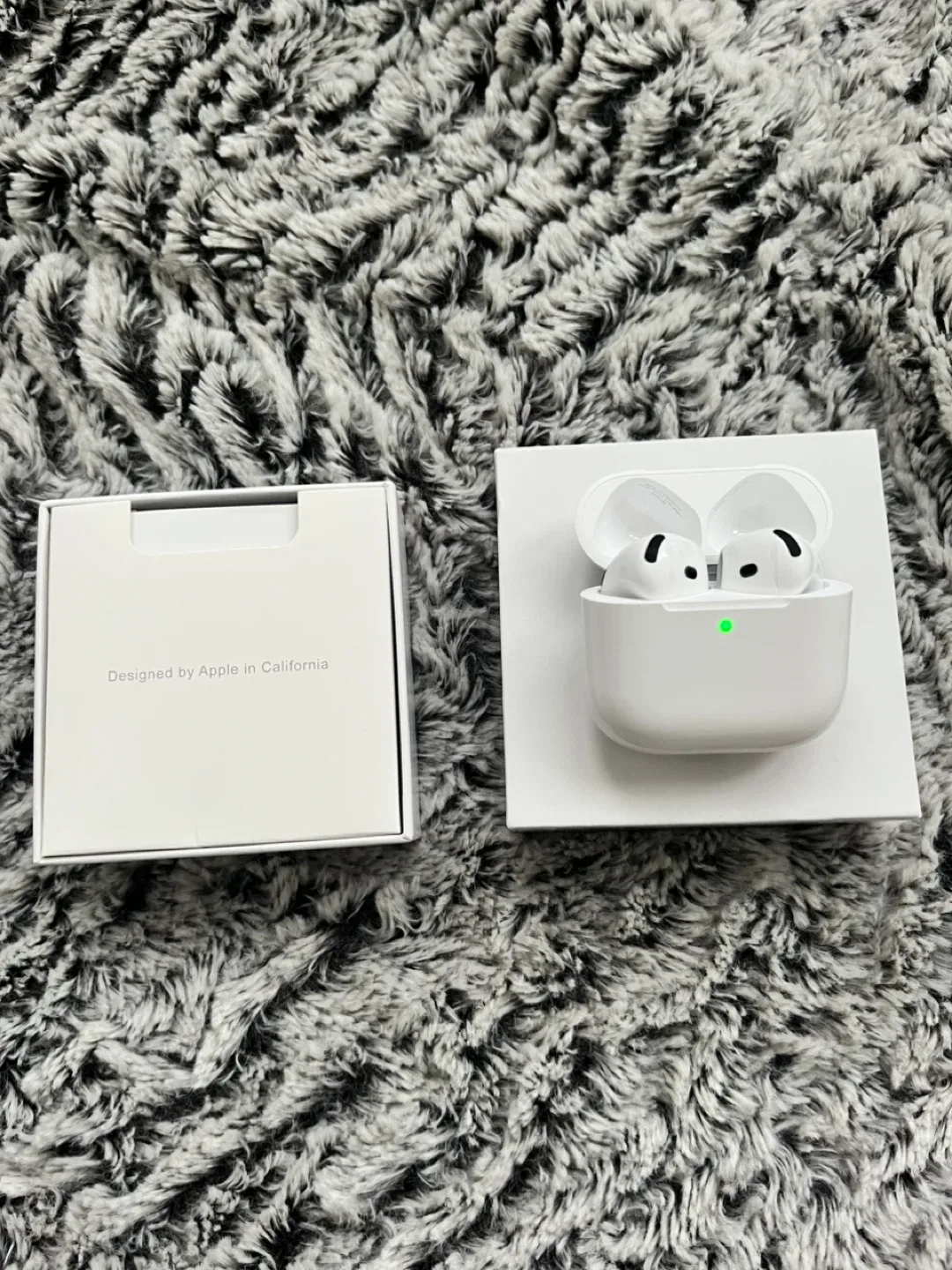 Apple AirPods 4gen with noise cancellation image indicator(2)