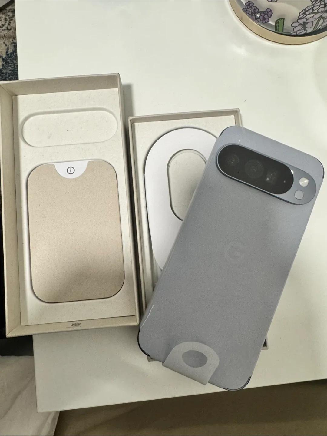 Google Pixel 10 Pro XL - Moonstone image indicator(2)