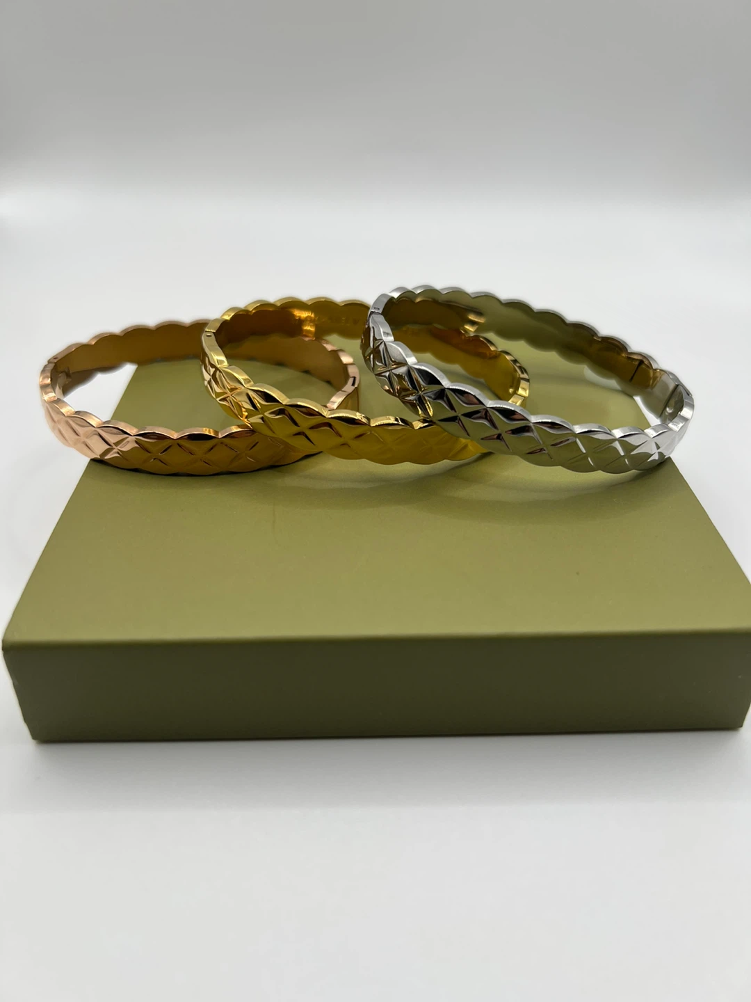 Brand new trendy stainless steel 18K gold plated bangle bracelet - photo 2