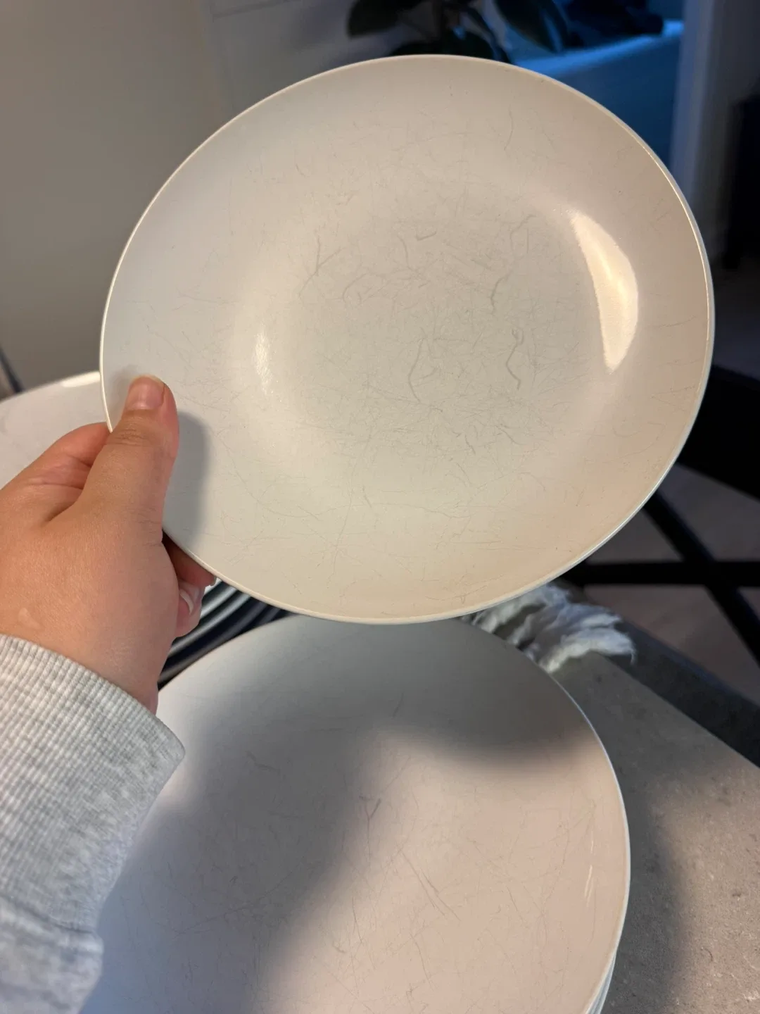 25-piece White Dinnerware Set image indicator(2)