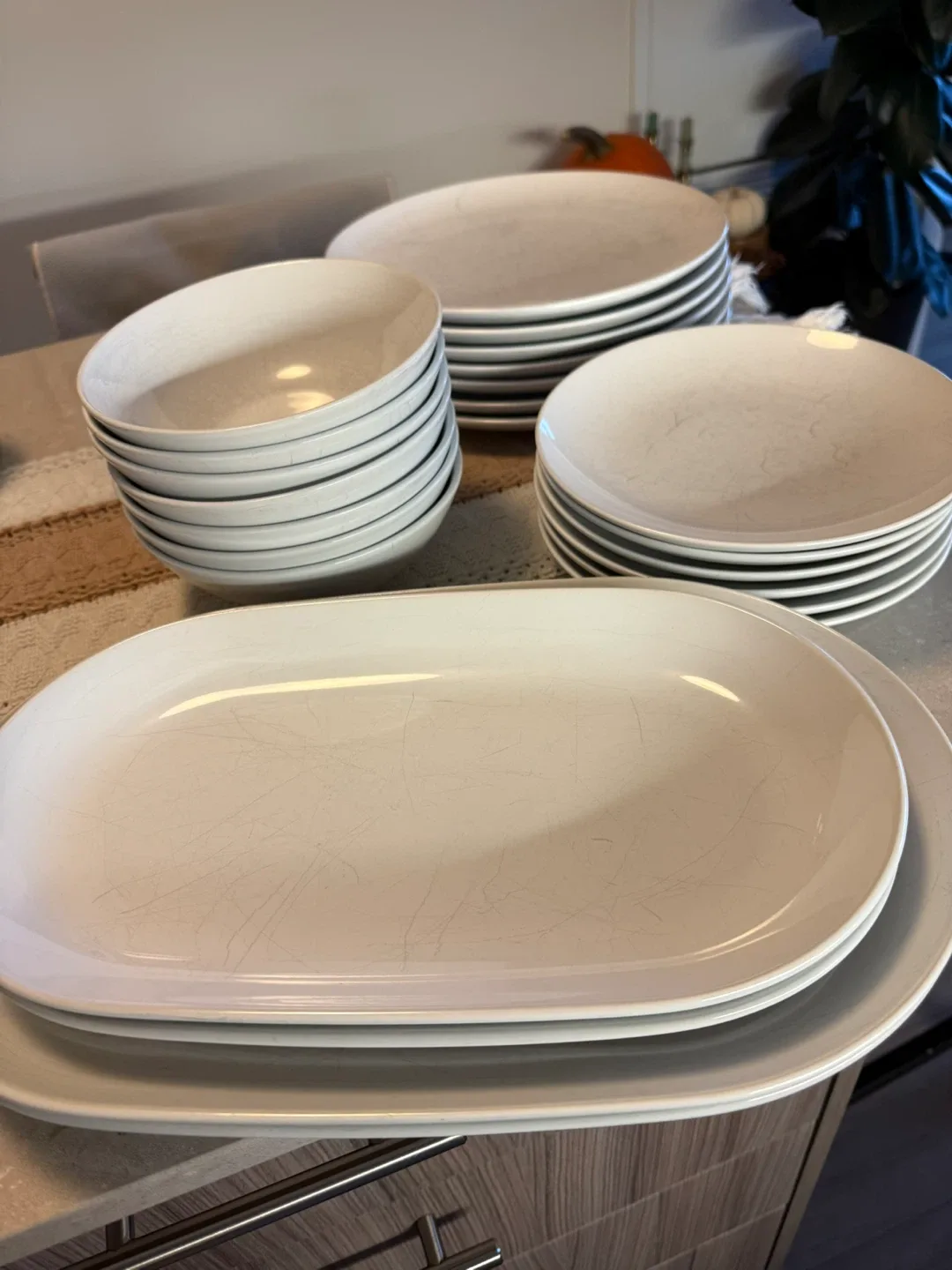25-piece White Dinnerware Set image indicator(6)