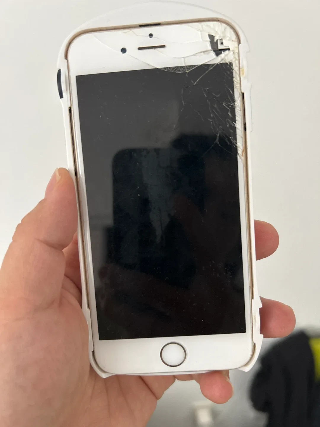 Cracked iPhone 6 - 64GB image indicator(3)
