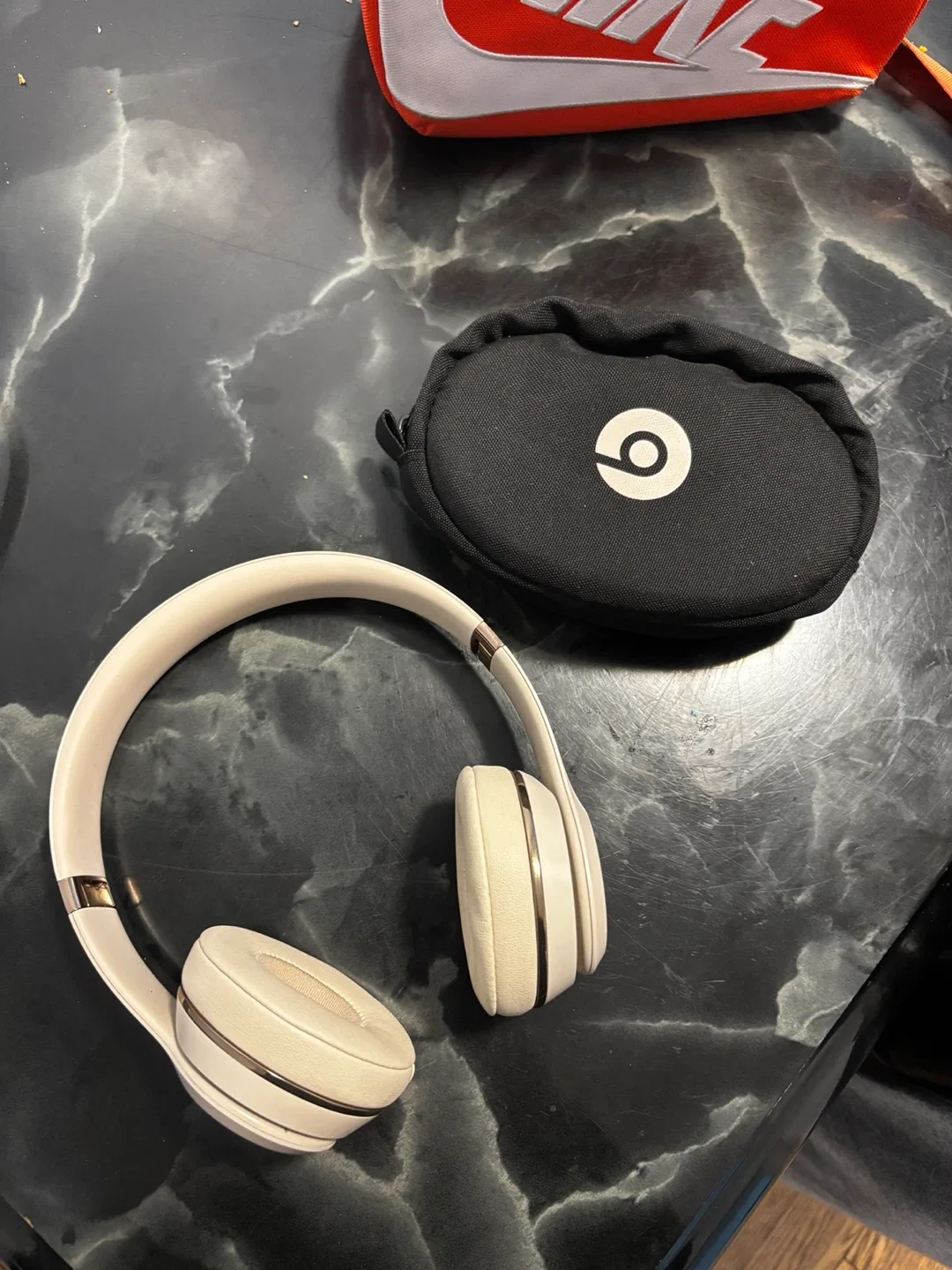 Beats Solo3 Wireless Headphones - Cream image indicator(2)