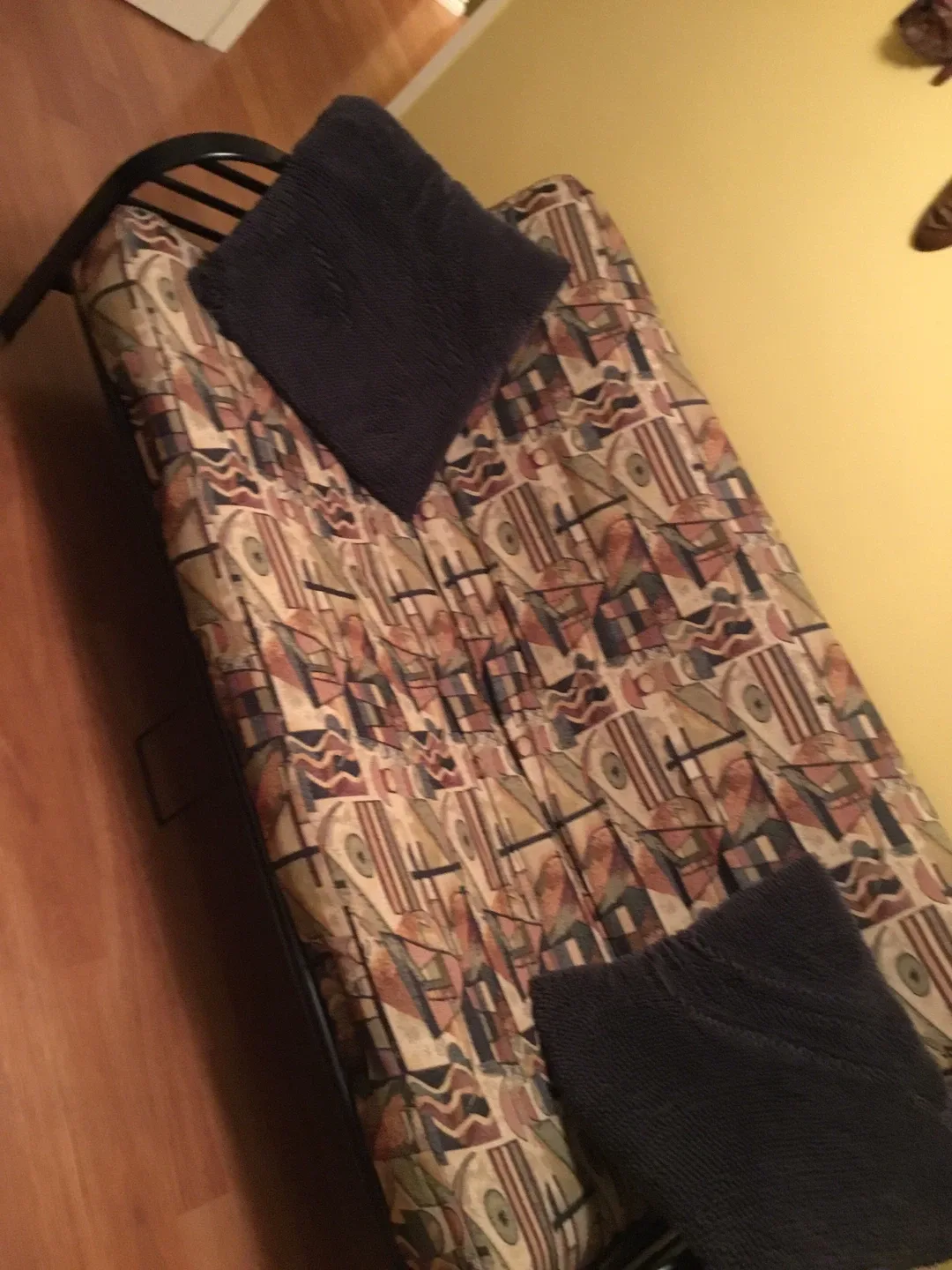 Futon with Pillows image indicator(2)