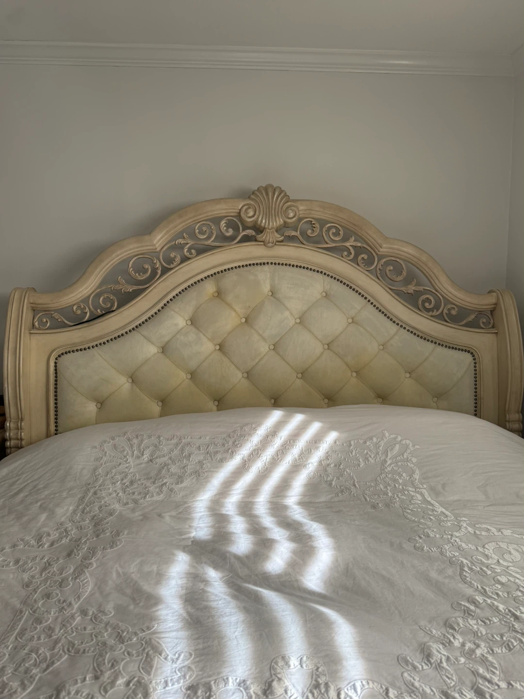 Antique Style king Bed and nightstand - photo 3