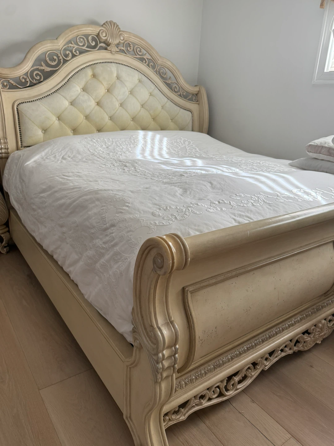 Antique Style king Bed and nightstand - photo 2