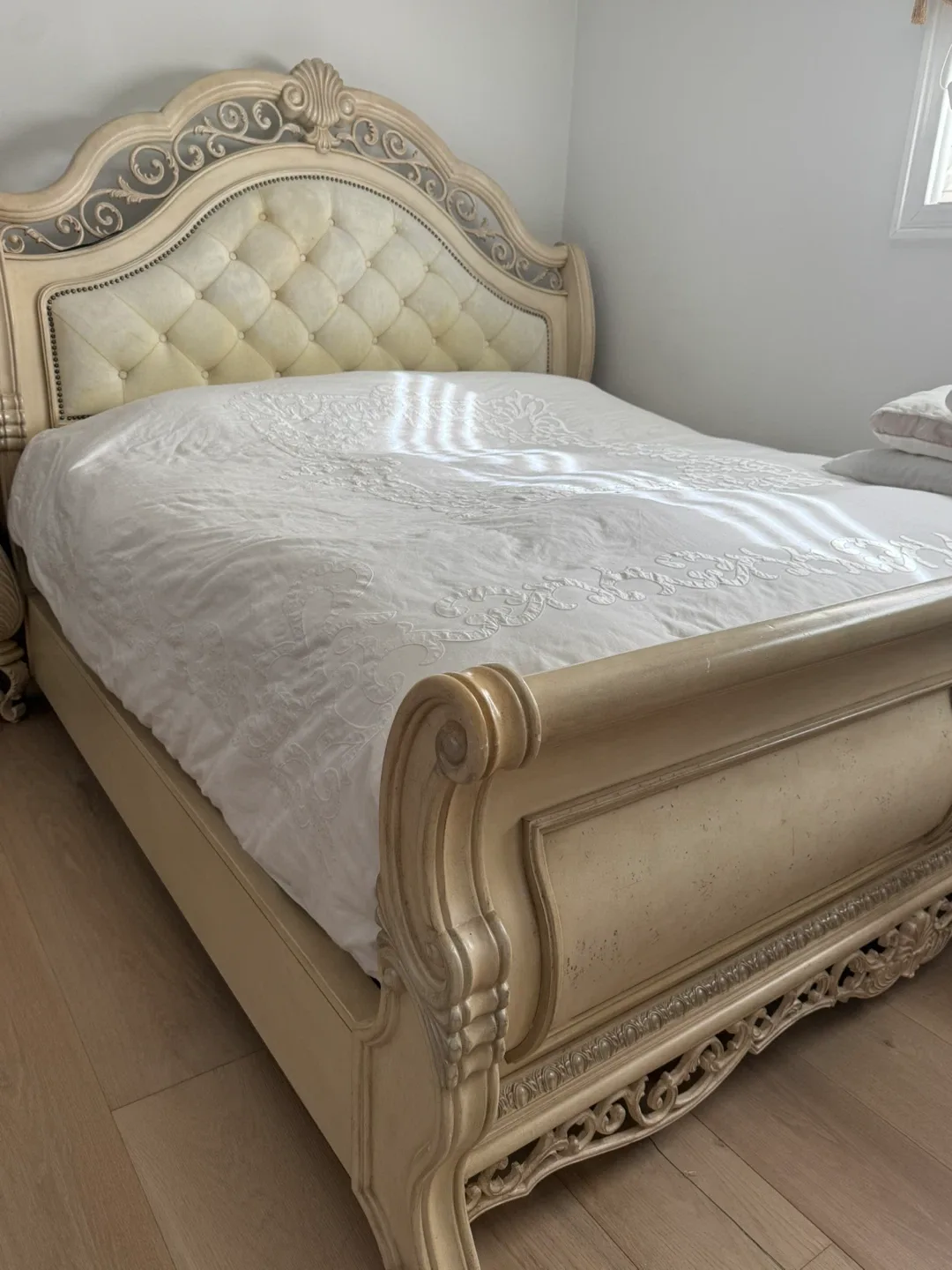 Antique Style king Bed and nightstand image indicator(2)