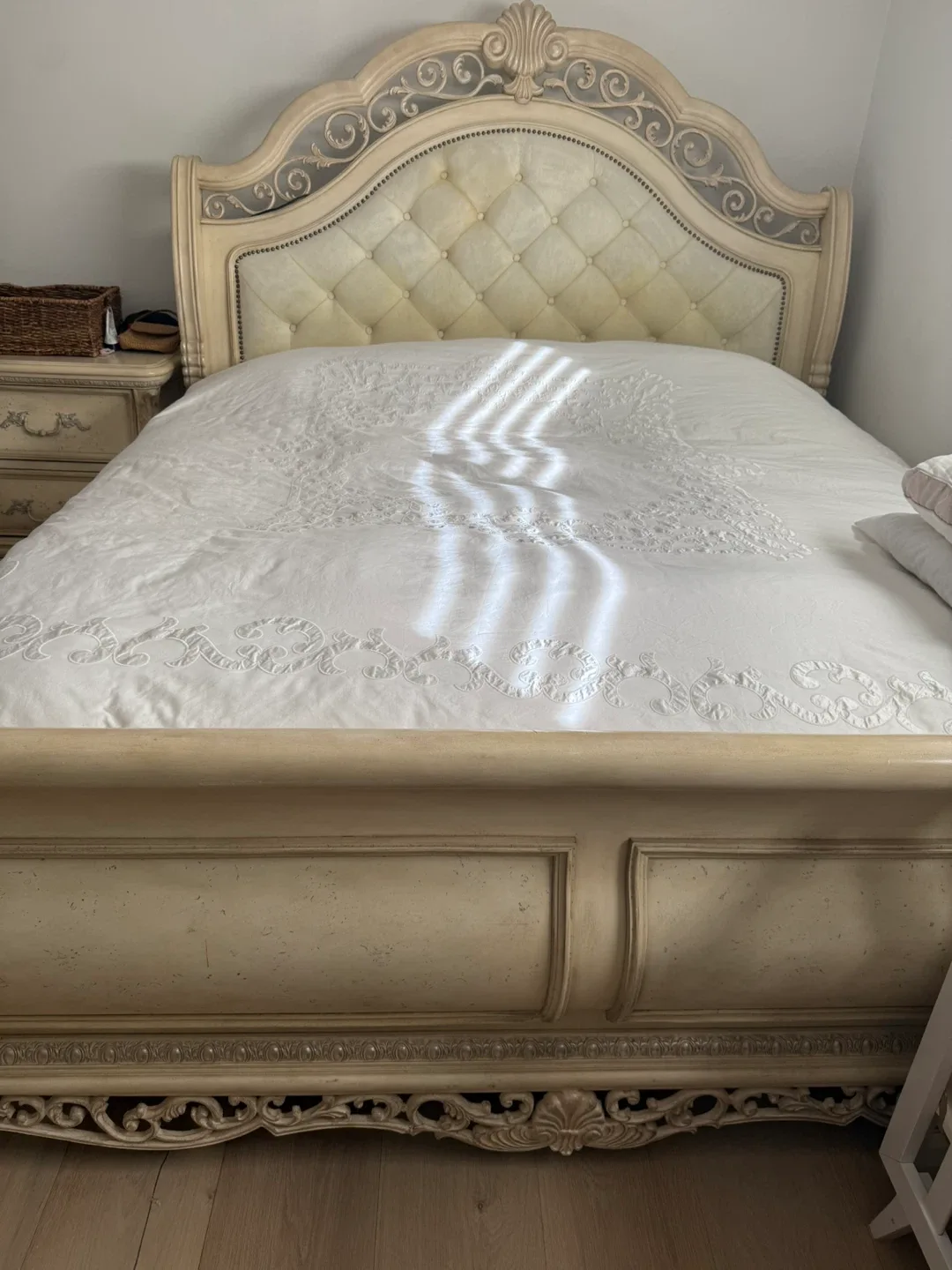 Antique Style king Bed and nightstand image indicator(4)