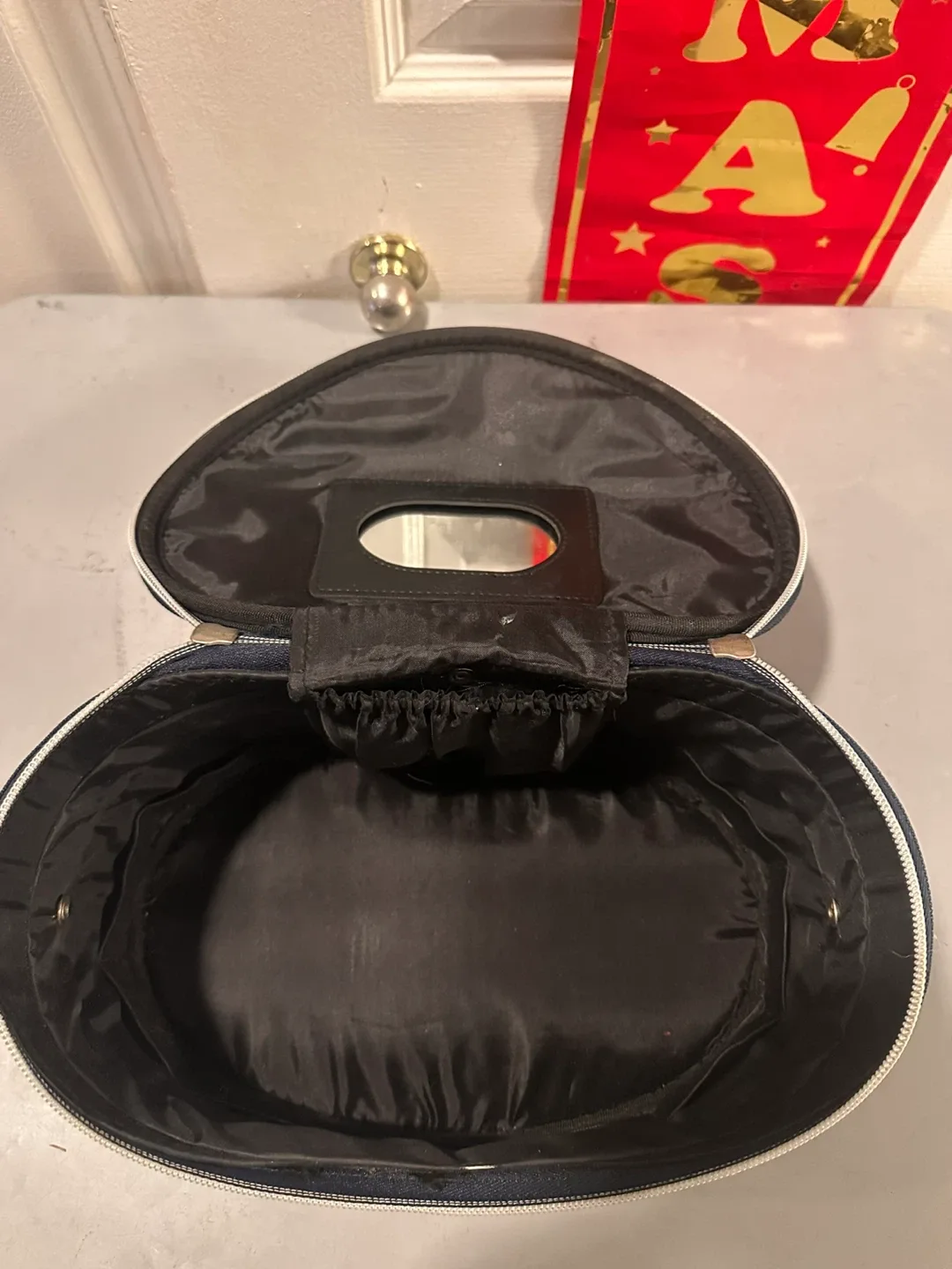 Yonka Paris Vanity Case image indicator(3)