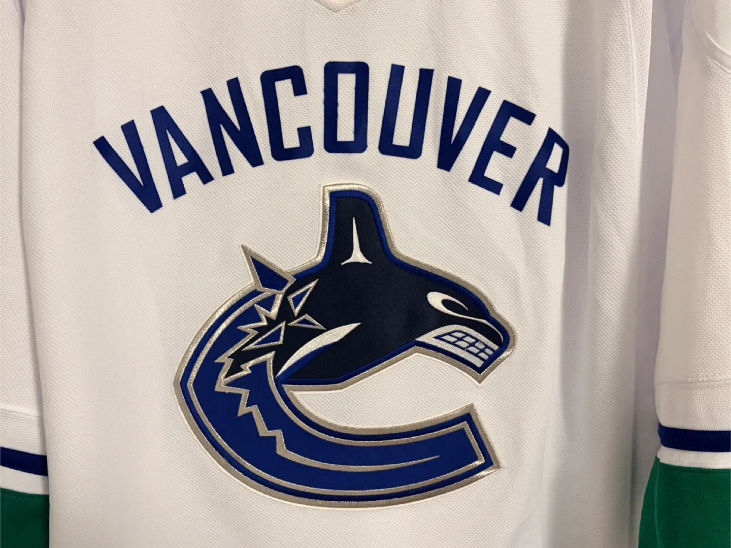 Authentic Reebok Vancouver Canucks White Orca Jersey Size XXL image indicator(2)