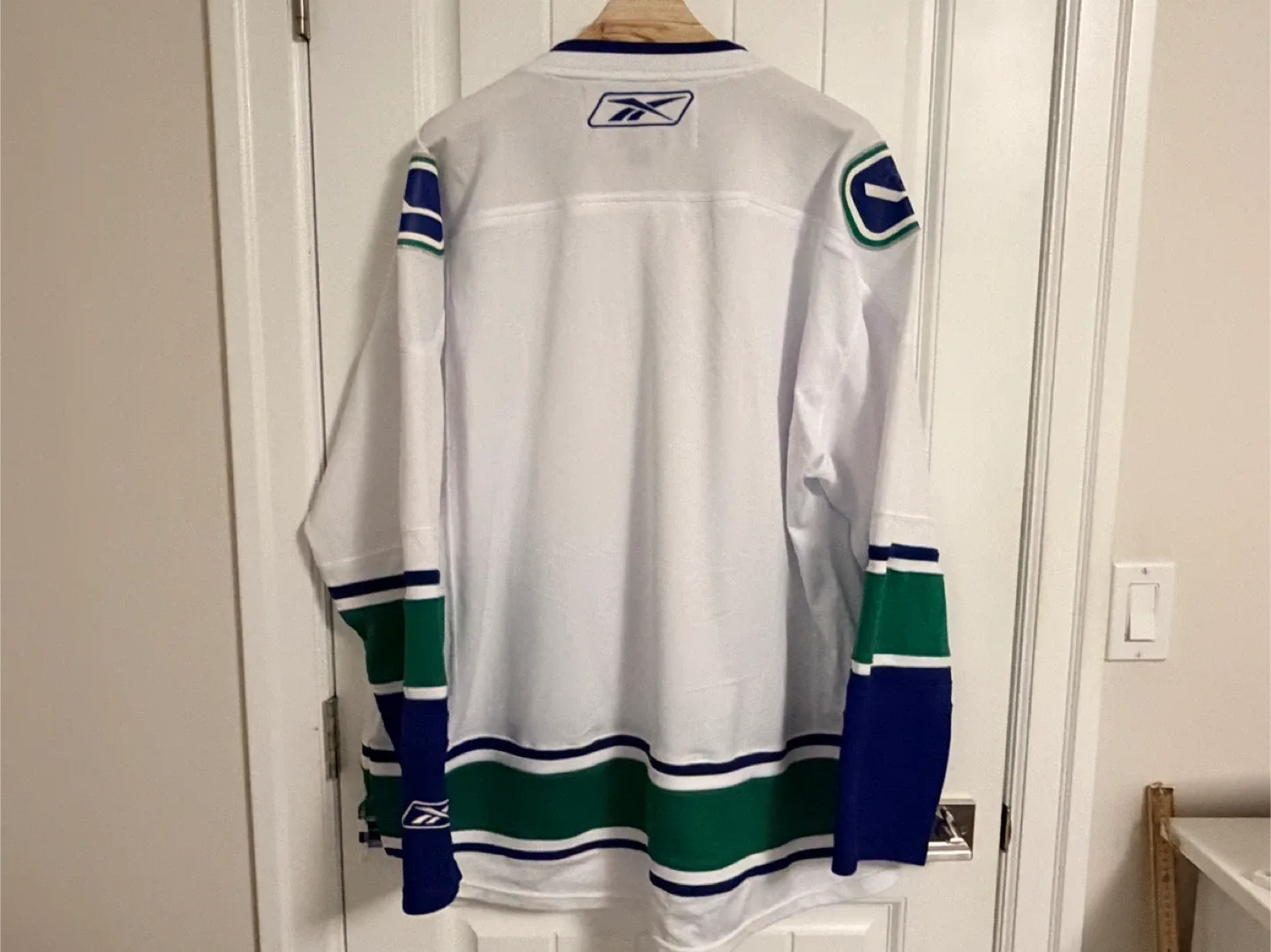 Authentic Reebok Vancouver Canucks White Orca Jersey Size XXL image indicator(5)