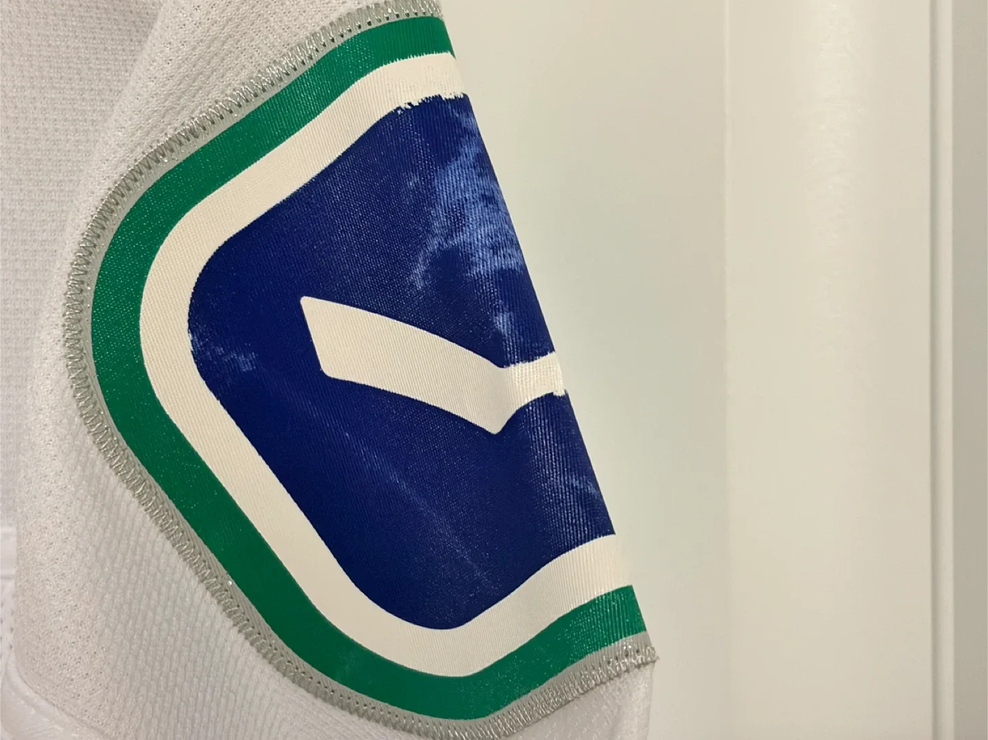 Authentic Reebok Vancouver Canucks White Orca Jersey Size XXL image indicator(7)