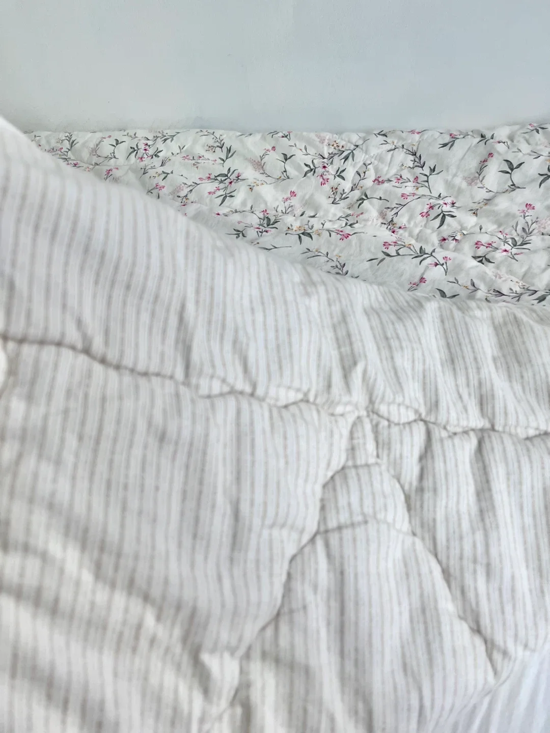 Lightweight Comforter + Pillowcase Set (Spring/Fall) image indicator(4)