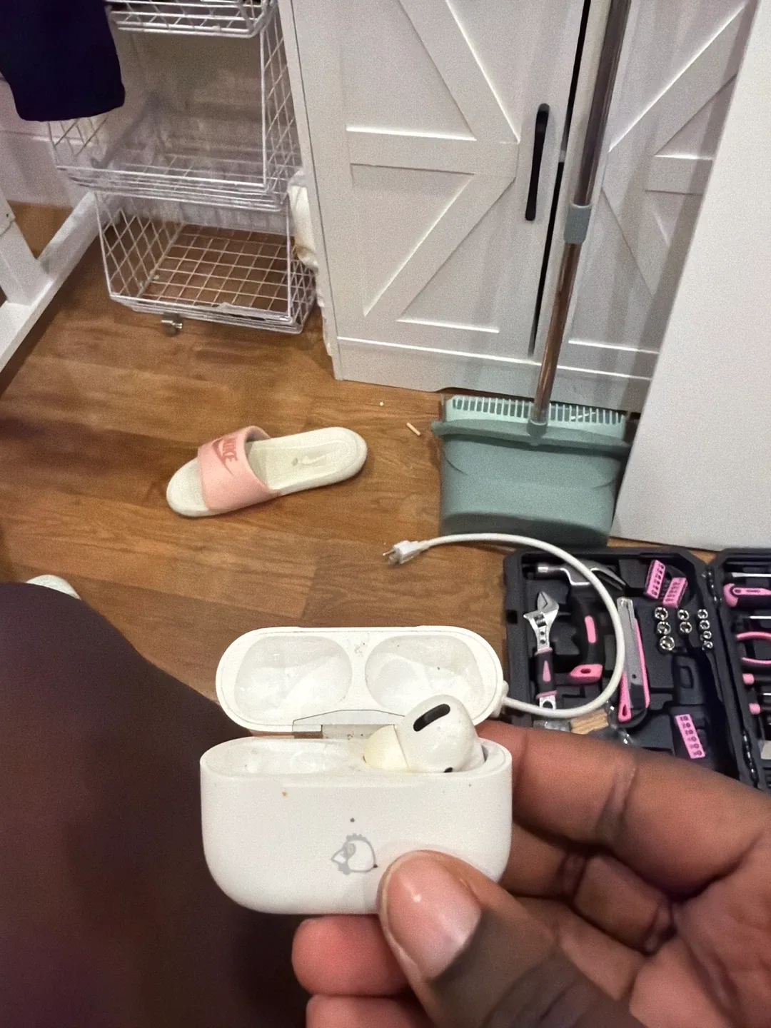 Used AirPods Pro 1st gen Case image indicator(2)