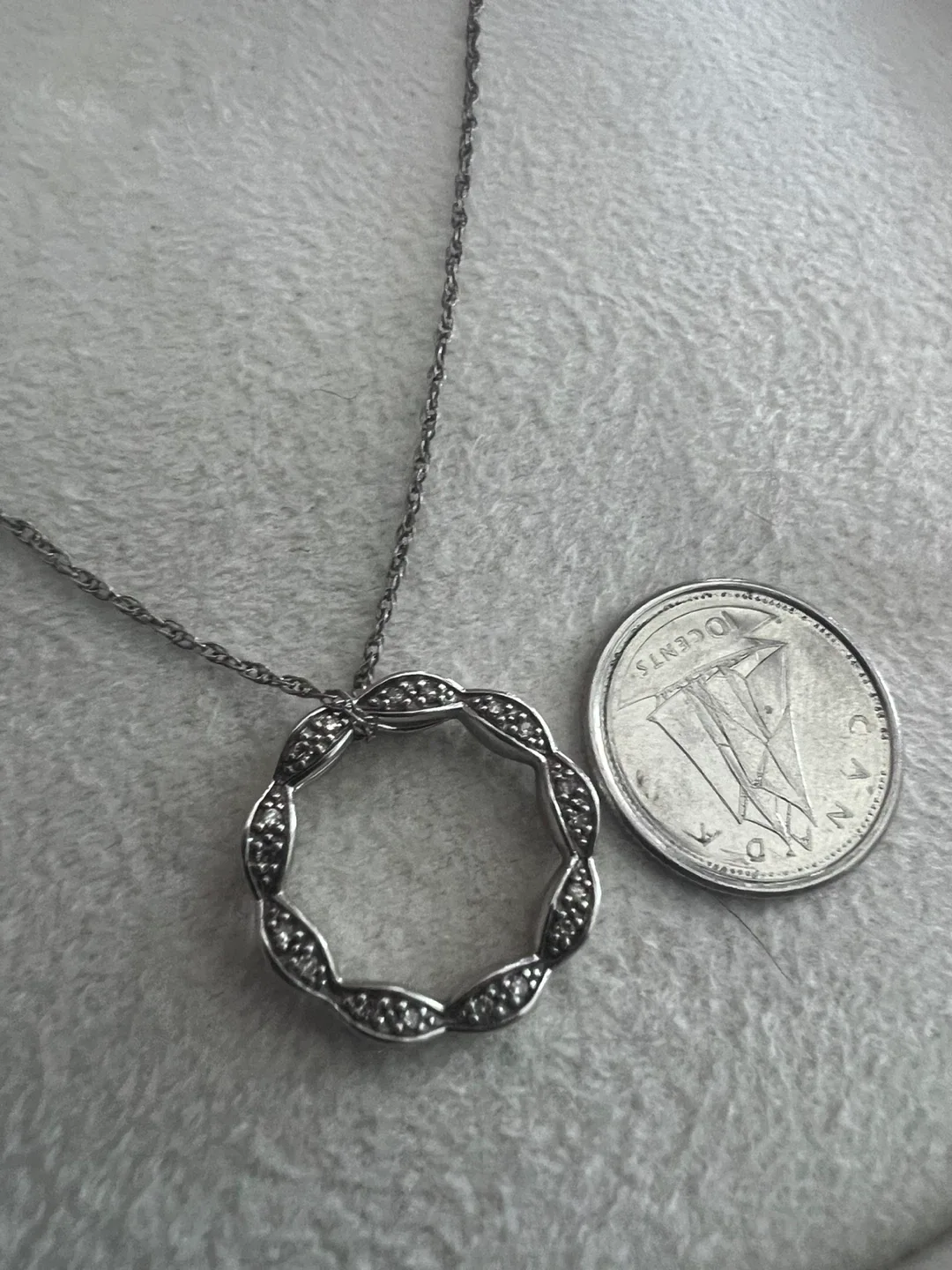 925 silver Necklace with circular pendant with diamonds