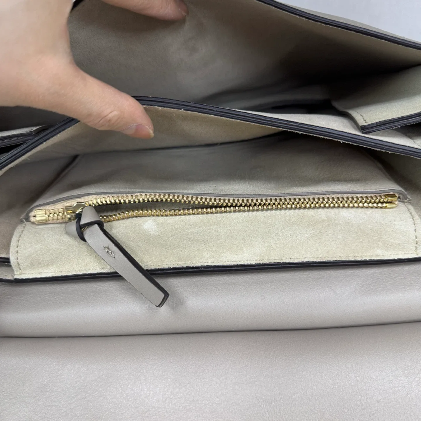 Chloé Faye Shoulder Bag image indicator(5)