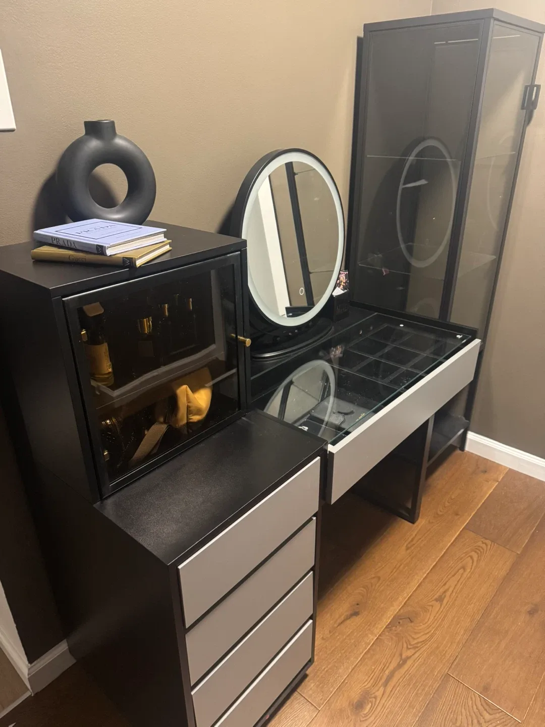 Garage Sale - Furniture, Clothes, Shoes image indicator(2)