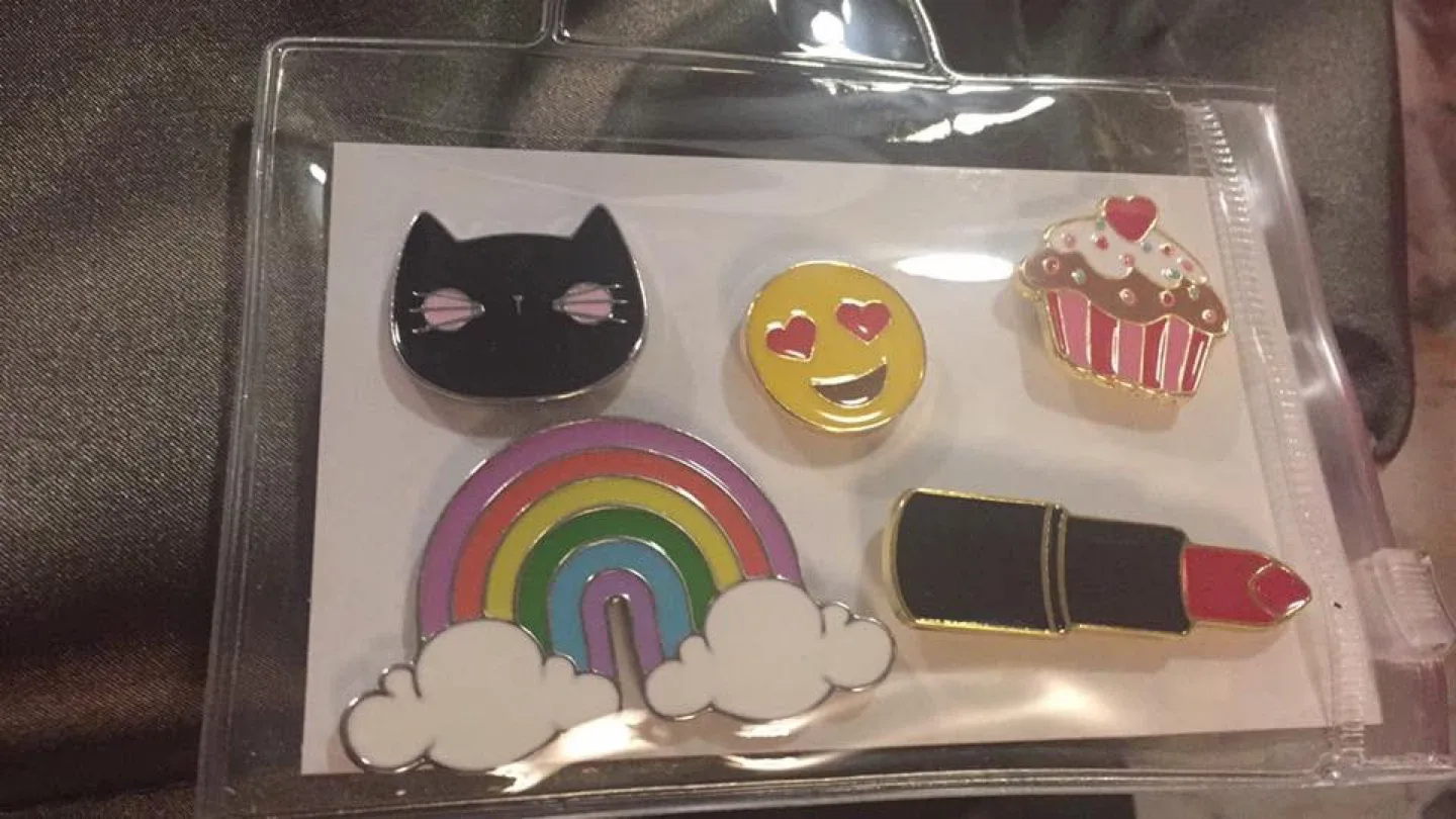 Candie's Backpack with Enamel Pins - New image indicator(3)