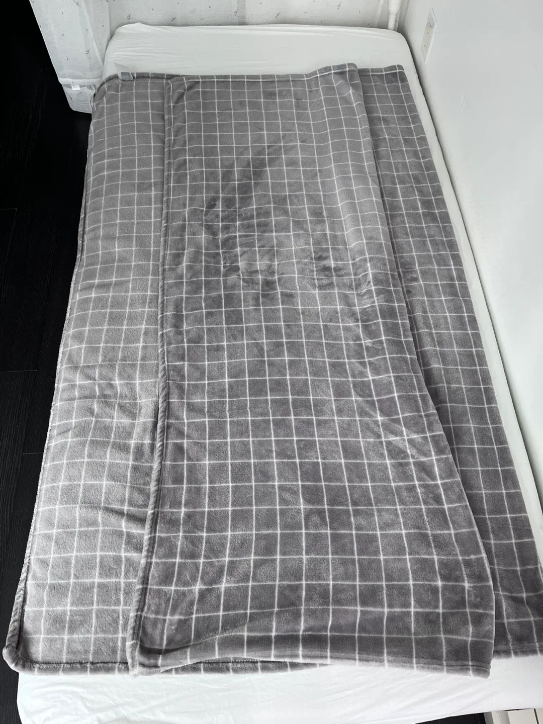 Plush Grid Blanket – Modern Grey Grid Pattern image indicator(3)