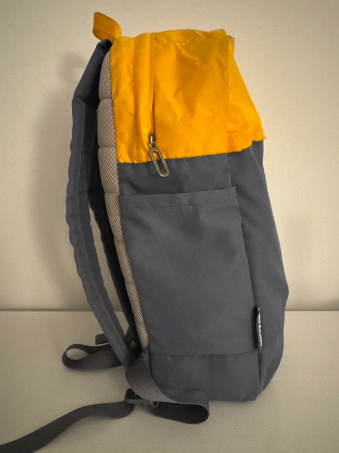 Incase - laptop backpack image indicator(3)