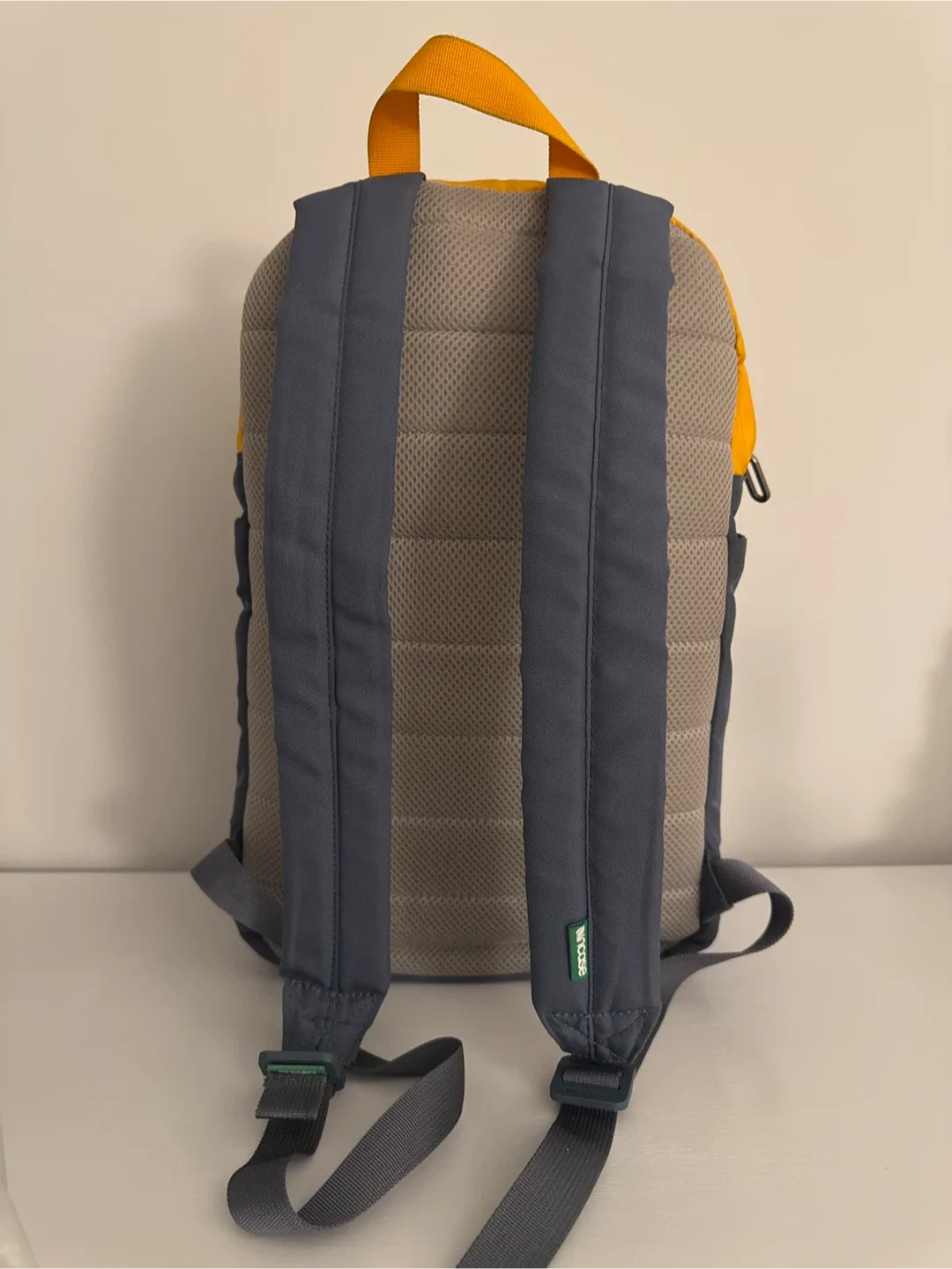 Incase - laptop backpack image indicator(2)