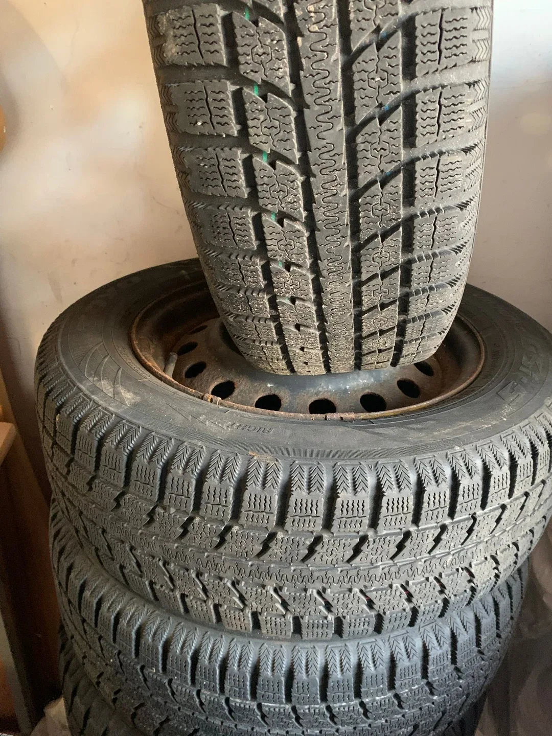 Set of 4 Winter Tires 195/65R15 image indicator(2)