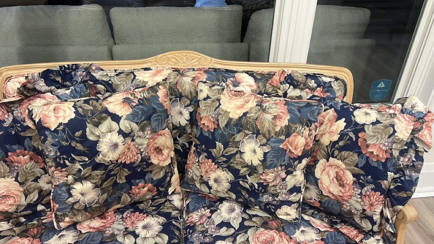 Floral Loveseat with Pillows image indicator(4)