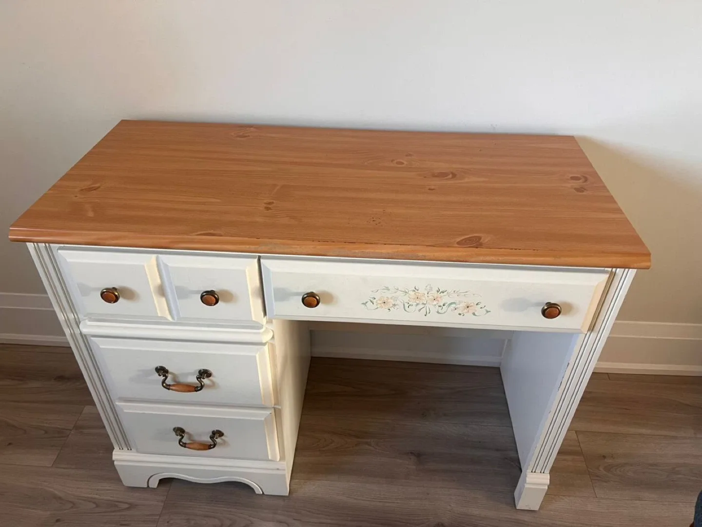 White & Wood Desk image indicator(2)