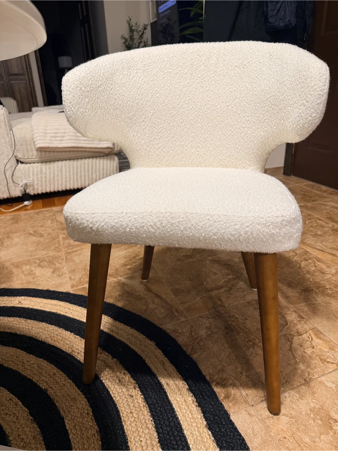 42.5” Round Dining Room Table & 4 chairs image indicator(6)