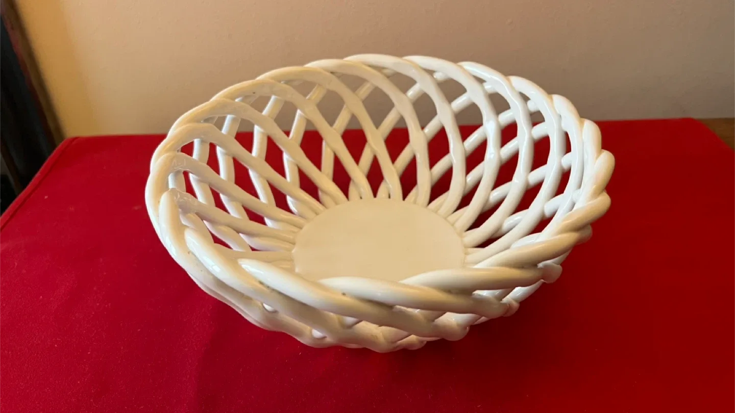 White Ceramic Open Lattice Bread/Fruit Bowl image indicator(4)