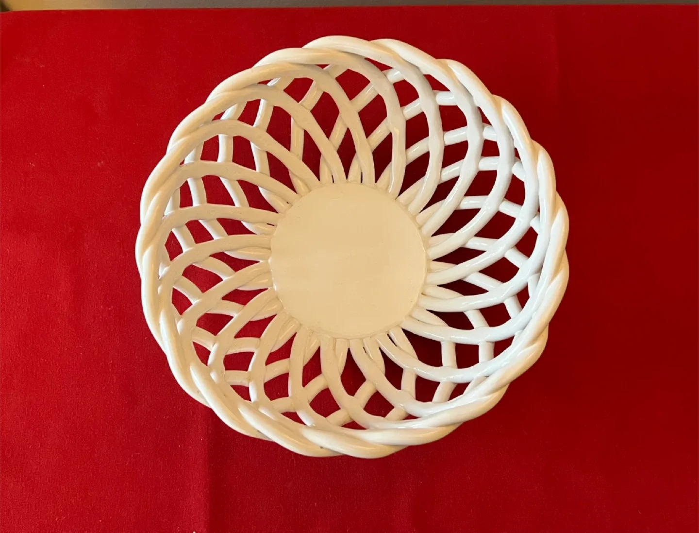 White Ceramic Open Lattice Bread/Fruit Bowl image indicator(3)