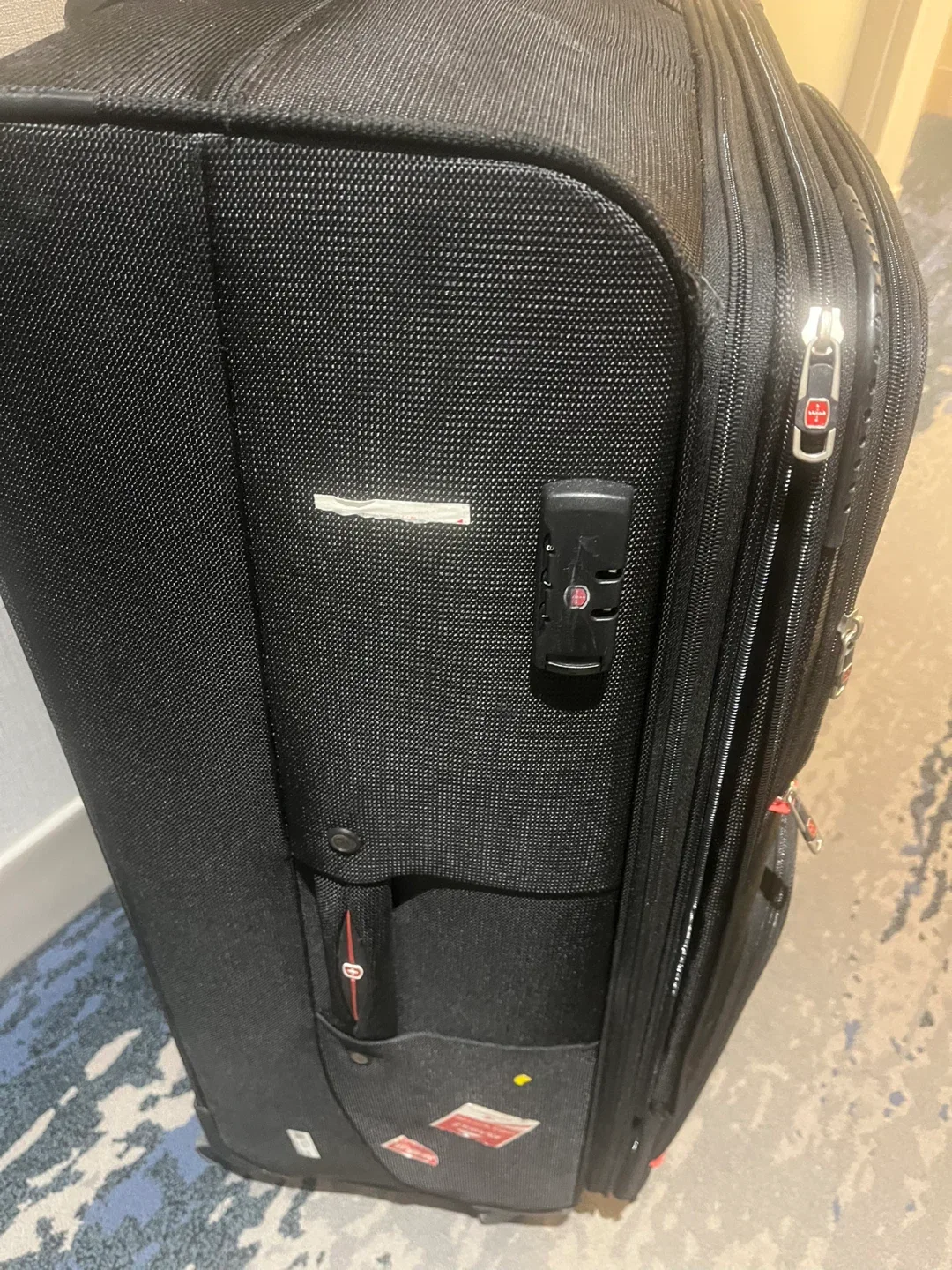 Swiss Gear Black Expandable Suitcase.very big image indicator(2)