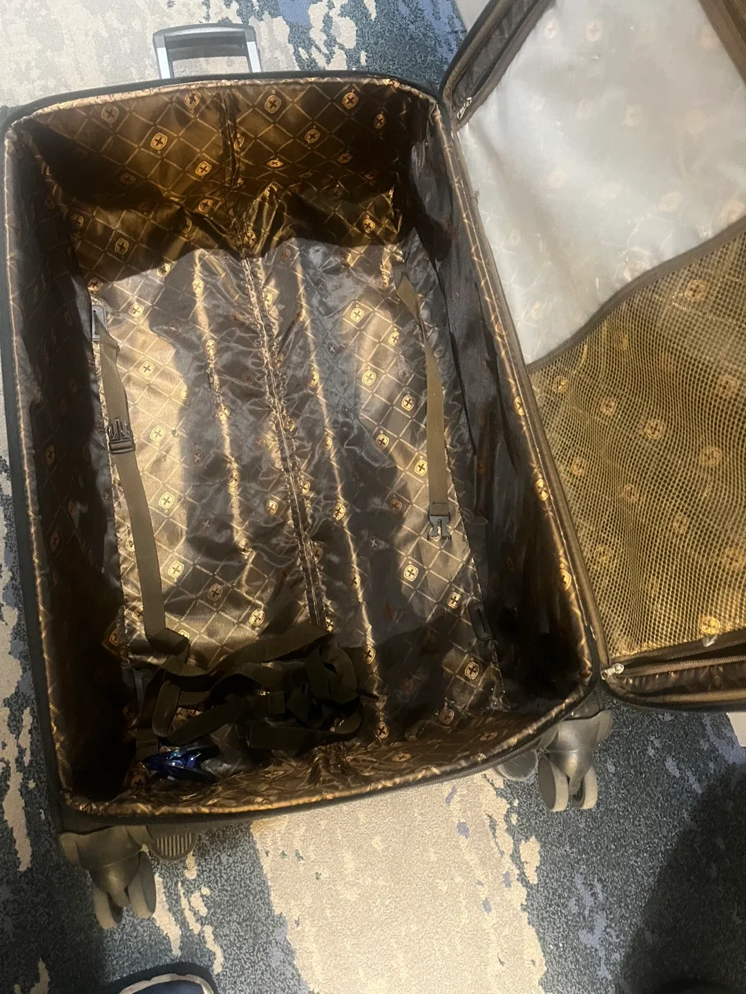 Swiss Gear Black Expandable Suitcase.very big image indicator(9)