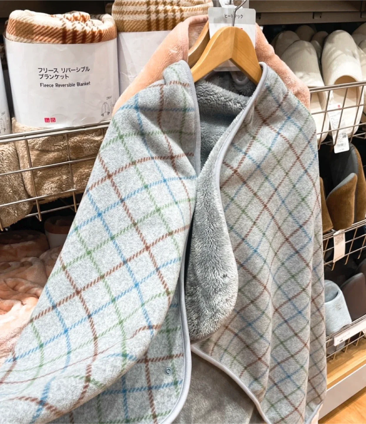 UNIQLO Fleece Reversible Blanket image indicator(5)