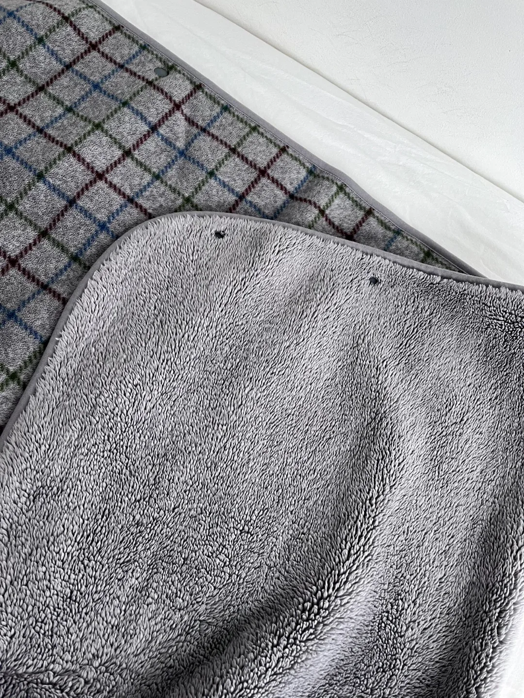 UNIQLO Fleece Reversible Blanket image indicator(2)