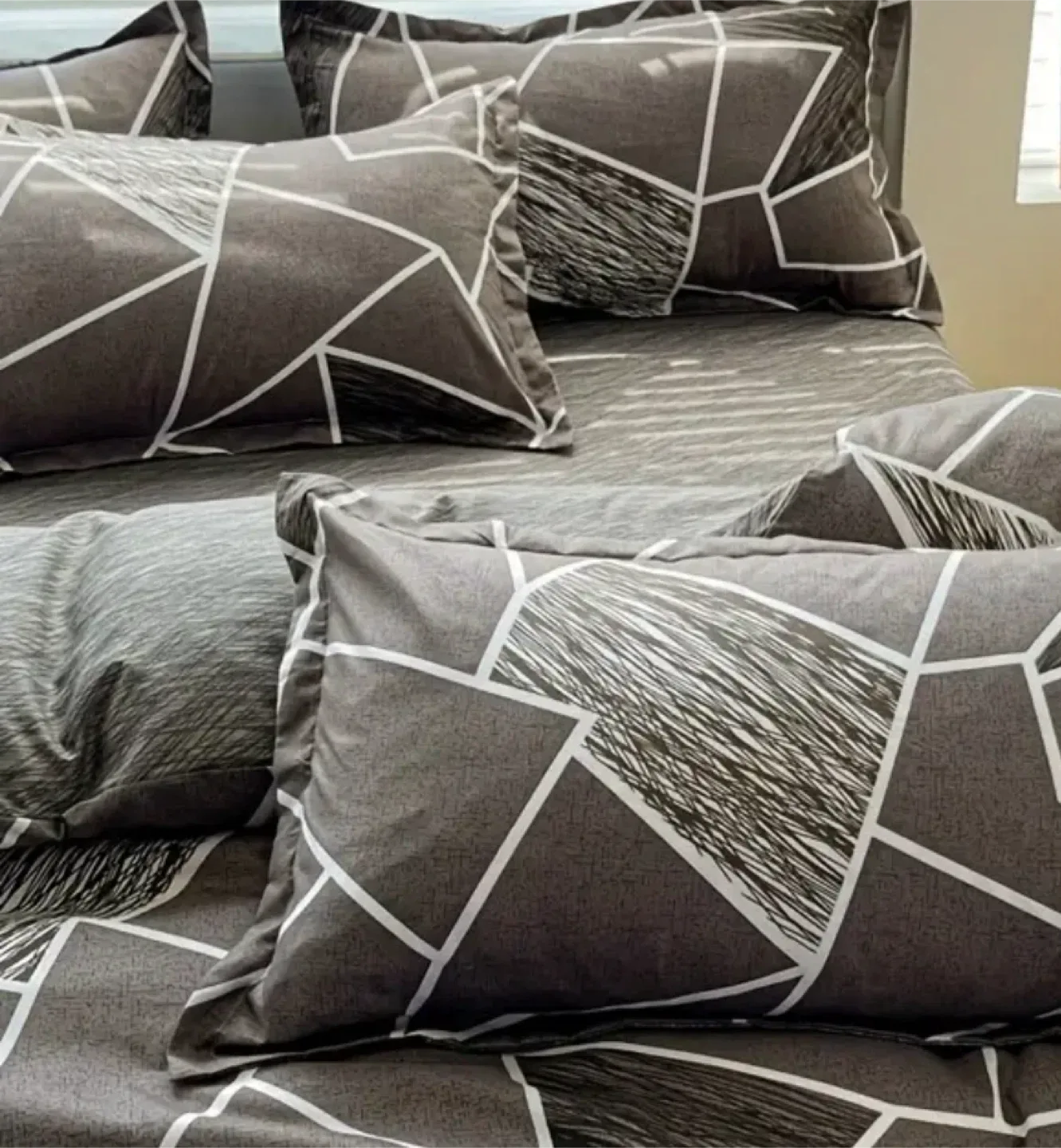 3 pieces Queen size duvet cover with pillowcases image indicator(4)