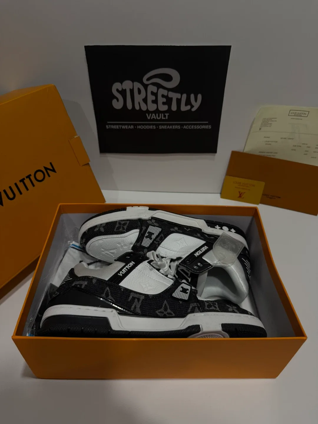 Louis Vuitton Trainer Sneaker White/Black Size 8