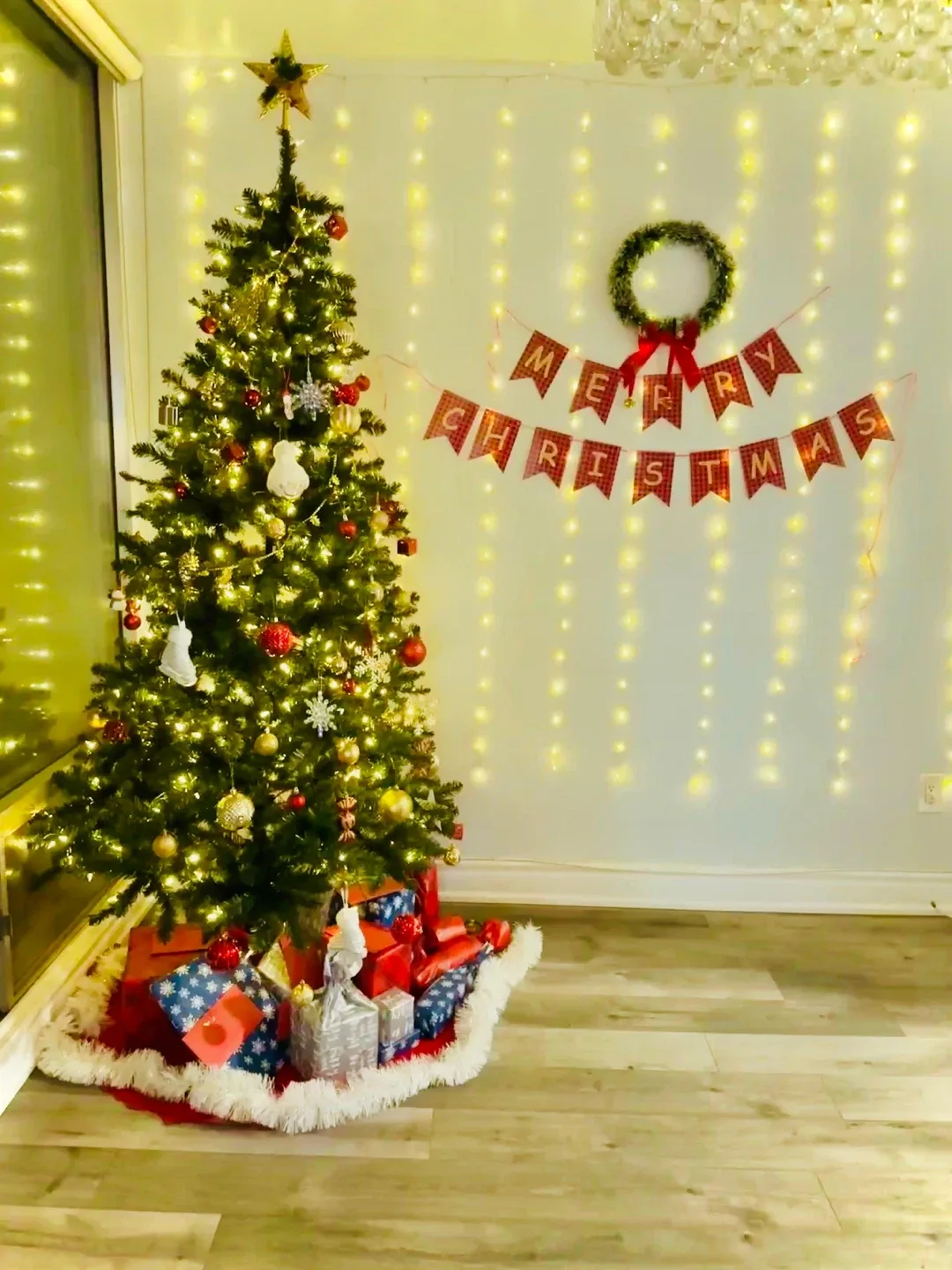 Holiday Time 7-ft Pre-Lit Duncan Fir Tree image indicator(2)