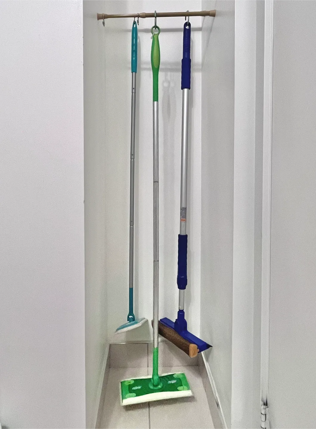 🧹 3 Cleaning Tools – 2 Swiffers + Extendable Window Squeegee