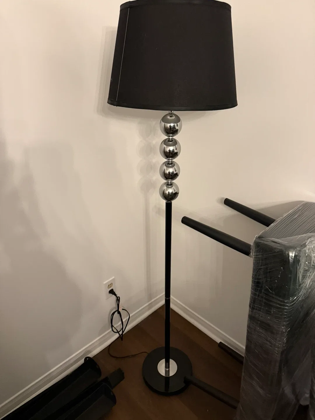 Stylish Black Floor Lamp image indicator(3)