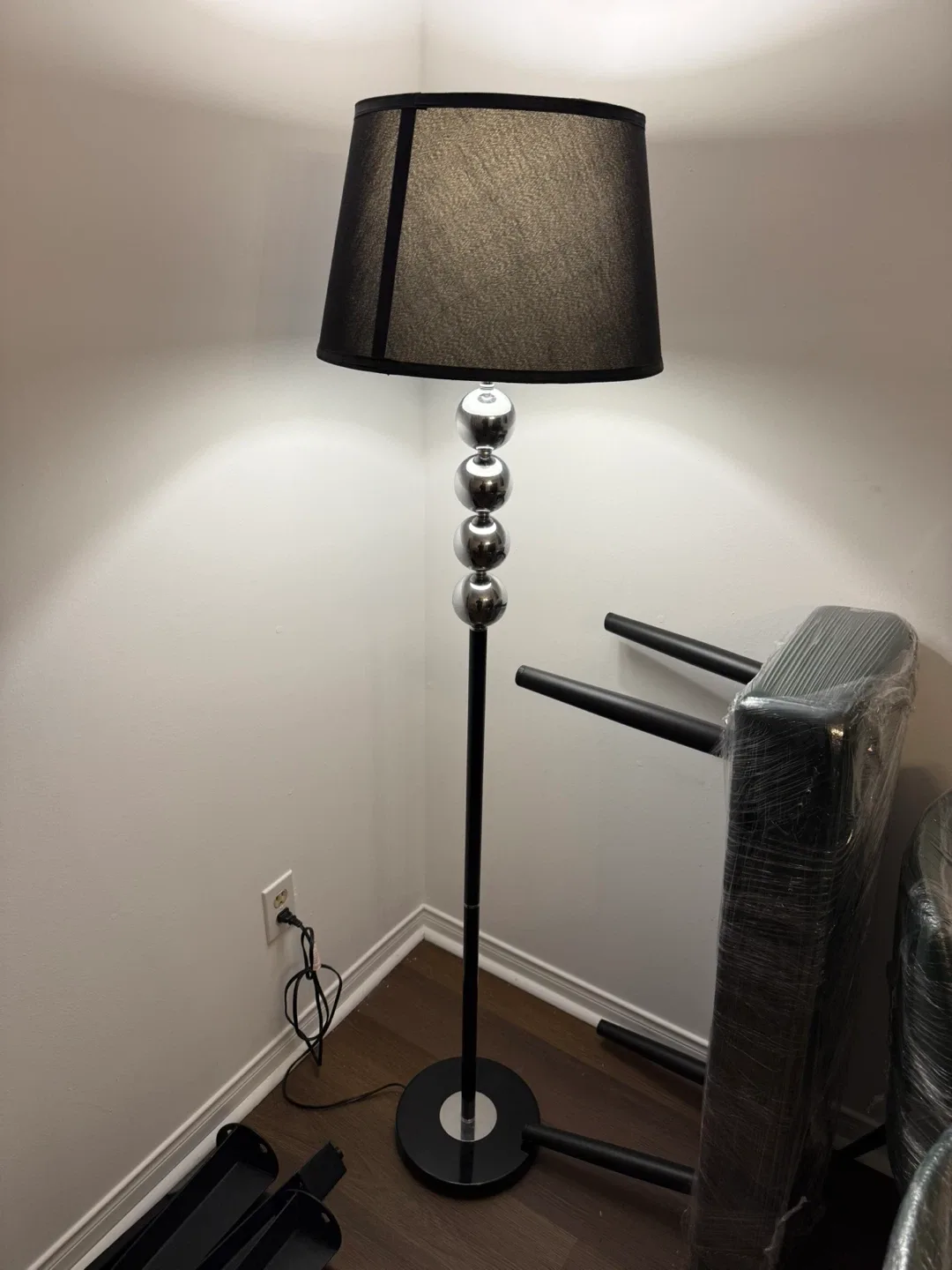 Stylish Black Floor Lamp image indicator(2)