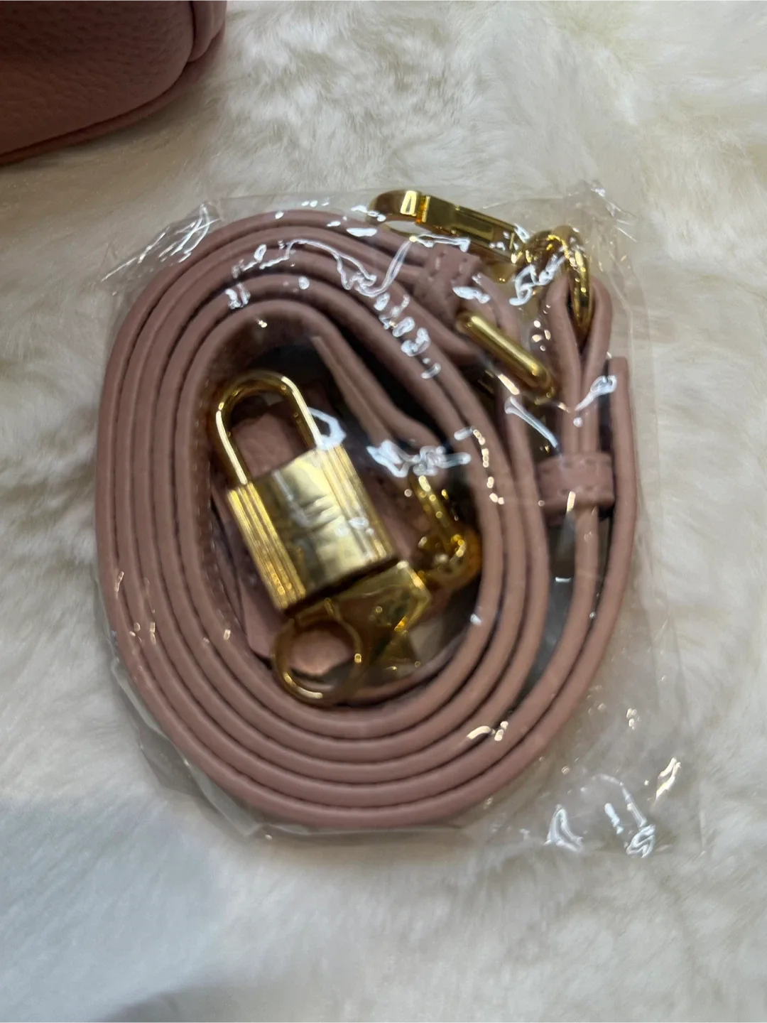 Pink Leather Handbag with Lock image indicator(3)