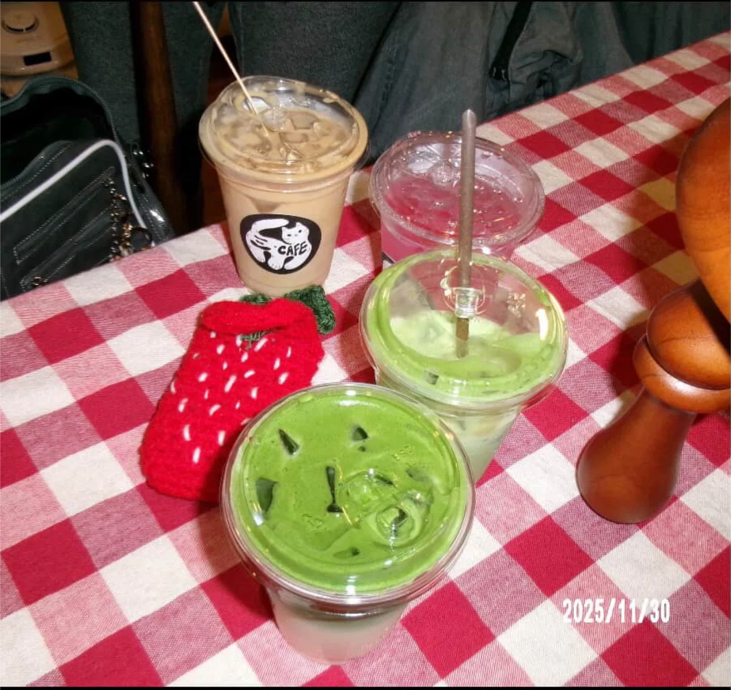 Crochet strawberry camera pocket image indicator(3)