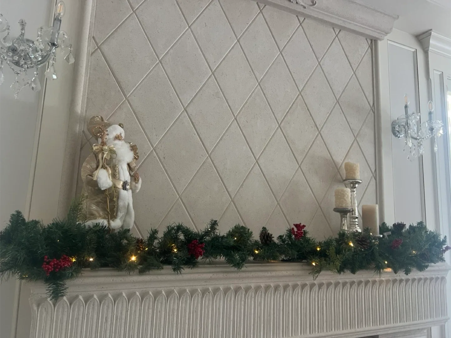 NOMA 9' Carolina Pre-Lit Garland image indicator(4)