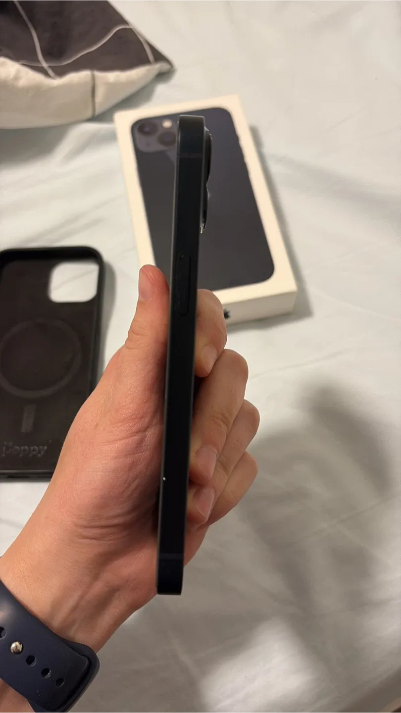 Apple iPhone 13 - Midnight - 128GB #Cleanout image indicator(4)