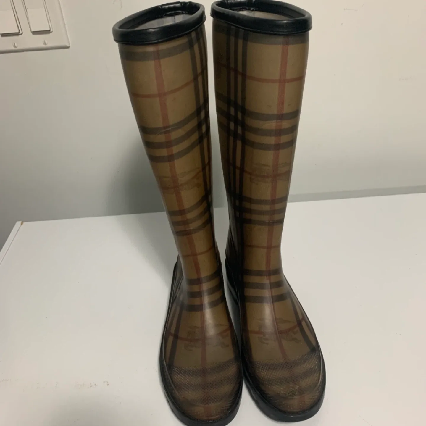 Burberry Rain Boots Size 8 image indicator(6)