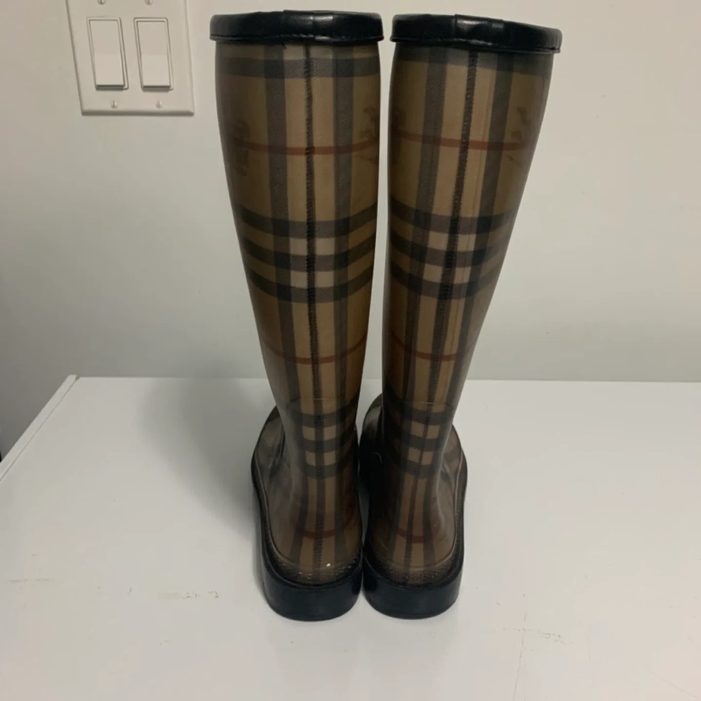 Burberry Rain Boots Size 8 image indicator(7)