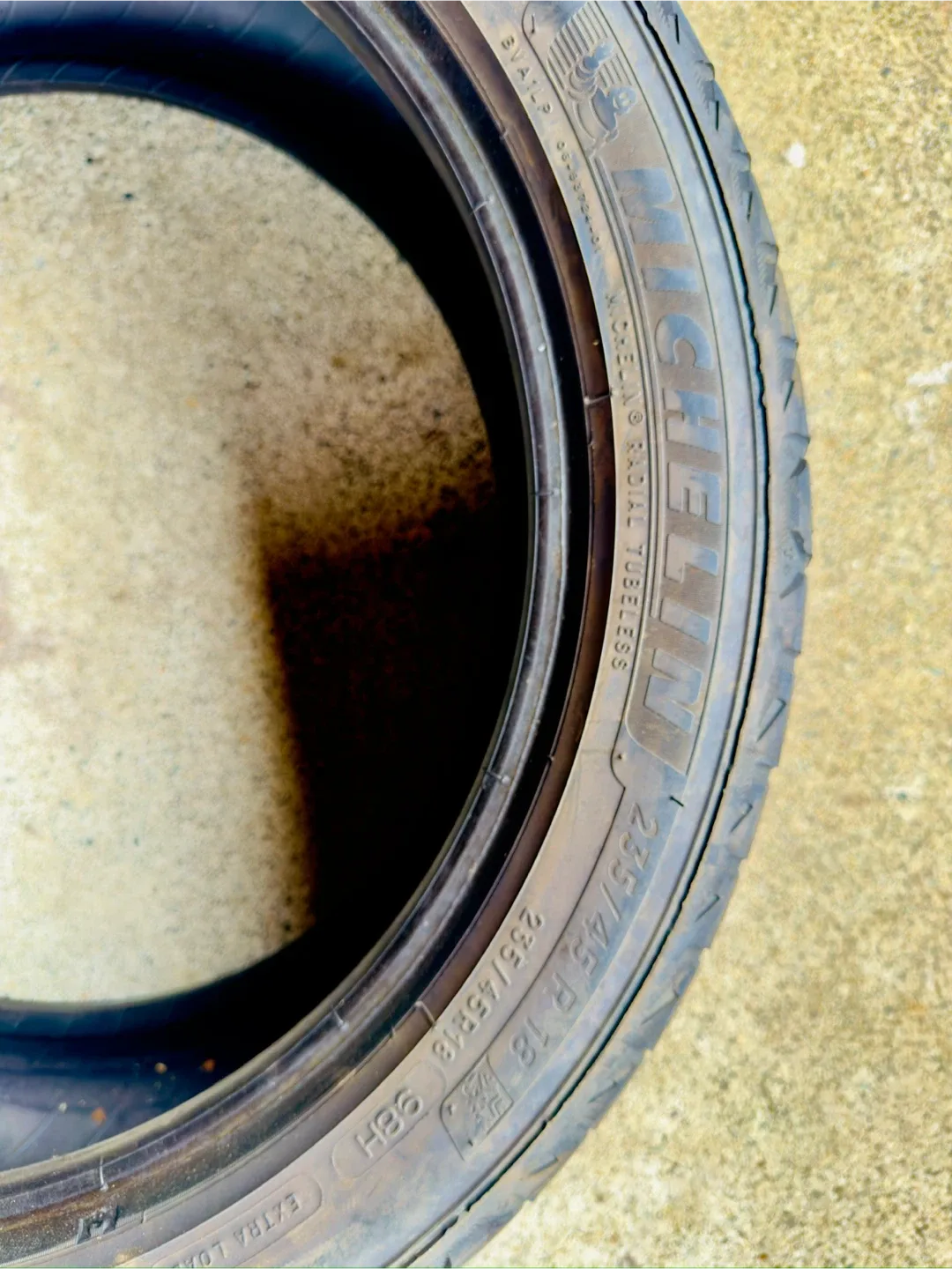 Michelin 235/45R18 Tire image indicator(2)